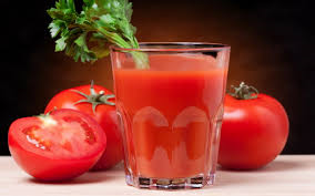 Afvallen met Tomatensap? Op basis van onderzoek, zal het drinken van dit sap voor een periode van twee maanden u helpen gewicht te verliezen. Als u